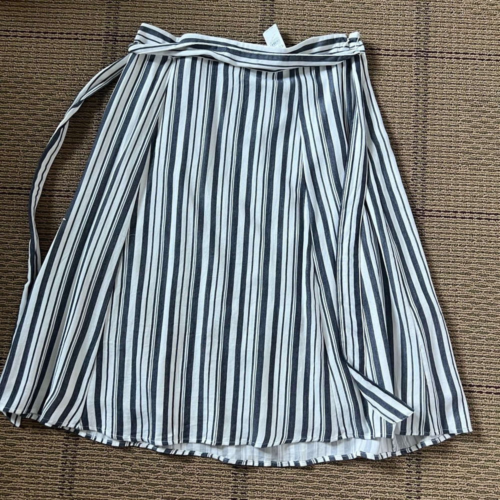 NWT LOFT below the knee light weight skirt (striped gray)
